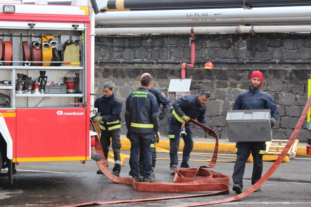 Los bomberos comprueban los hidrantes en la zona portuaria