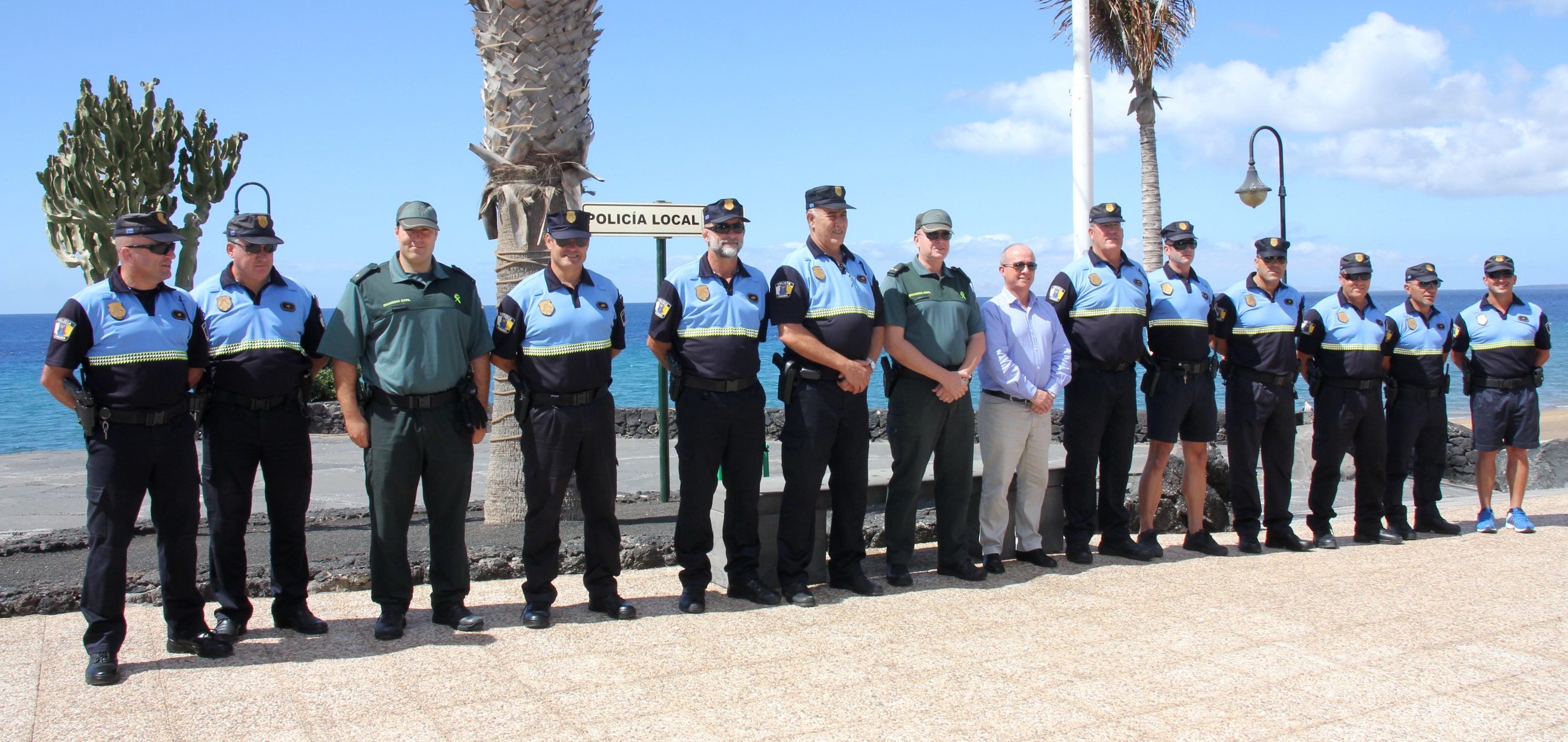El-alcalde-de-Tías-Pancho-Hermández-junto-a-policiías-locales-de-la-Unidad-de-Policía-de-Playas
