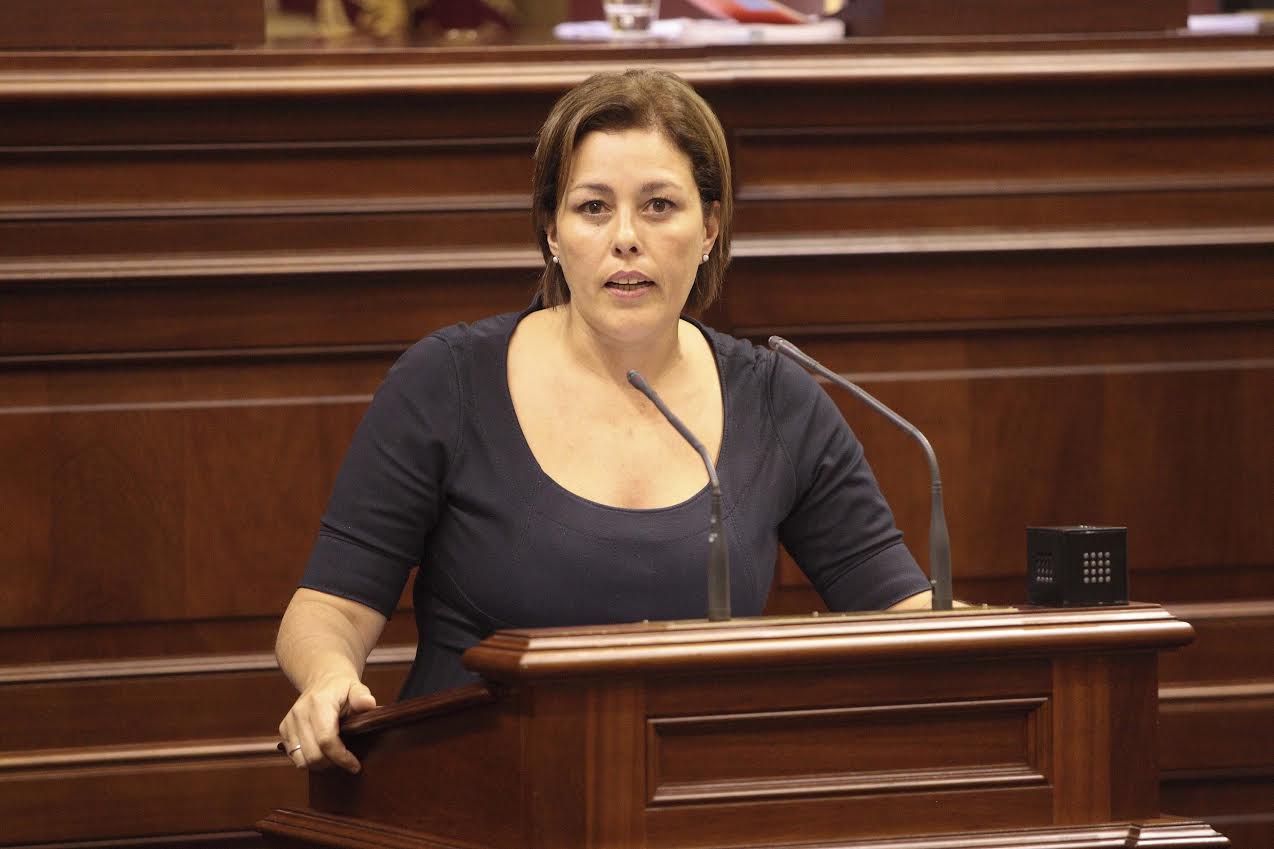 Astrid-Pérez-en-el-Parlamento-de-Canarias