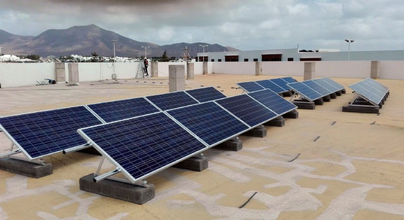 20 paneles solares en la azotea del edificio.