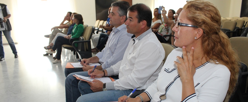 Carmen Morales, junto a los diputados Marcos Hernández (PSOE) y David de la Hoz (CC).