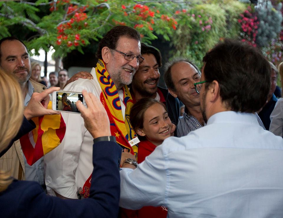 Rajoy vio el partido de España ayer tarde, acompañado por militantes canarios.
