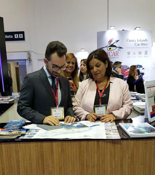 Olga Caraballo conversa con el consejero de Turismolanzaroteño, Echedey Eugenio.